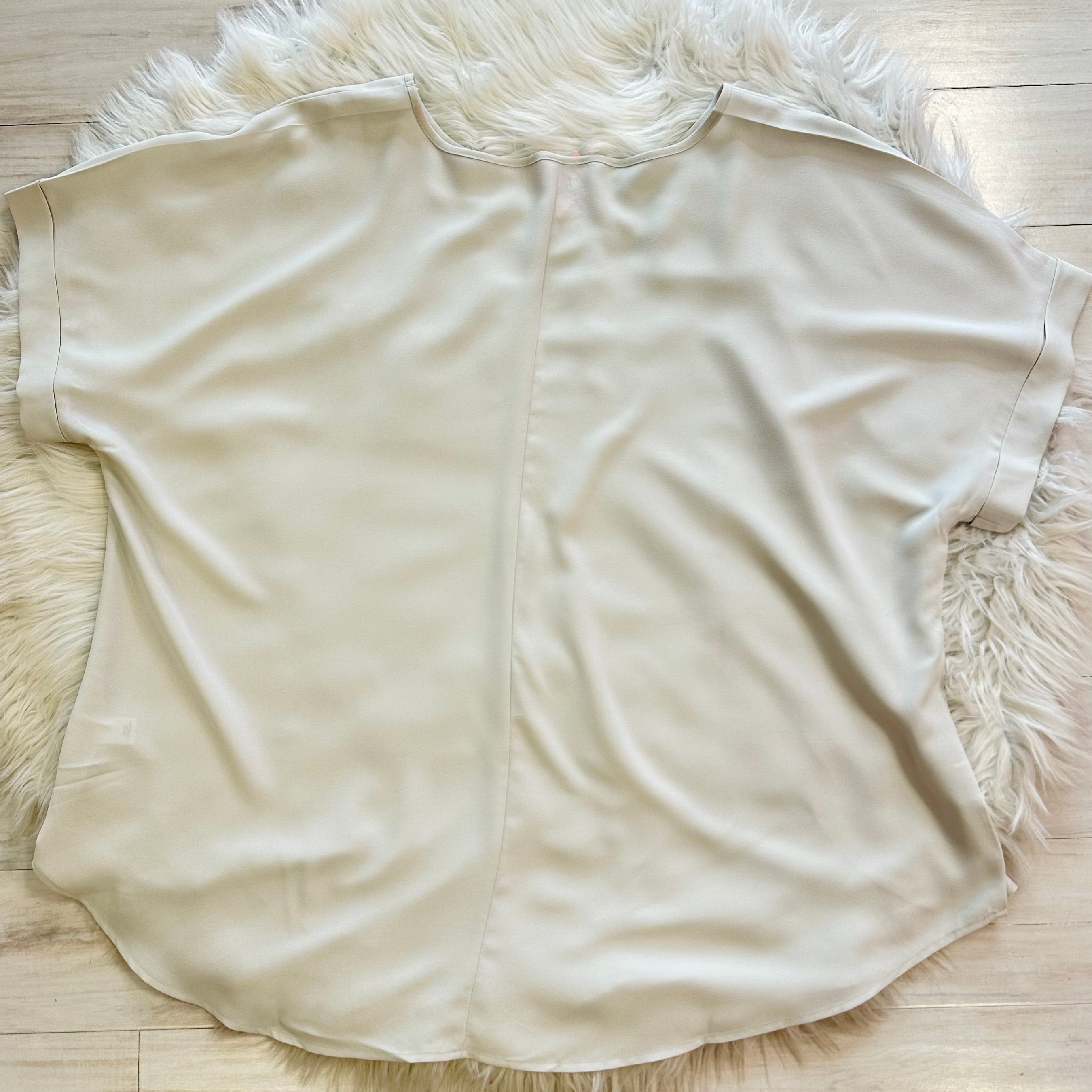 Women’s Cream Top ￼