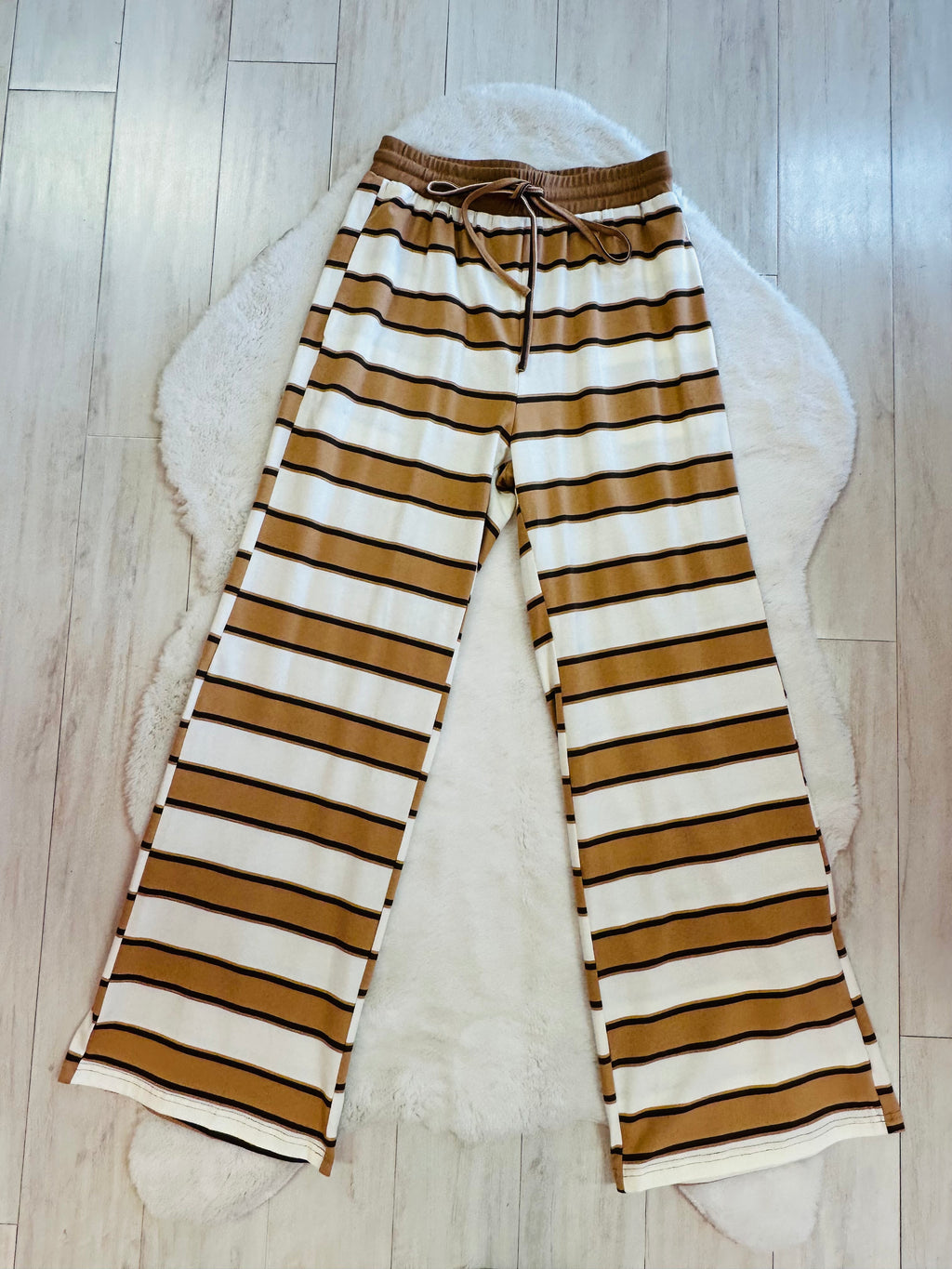 Women’s Evermmee brown and white striped pant set