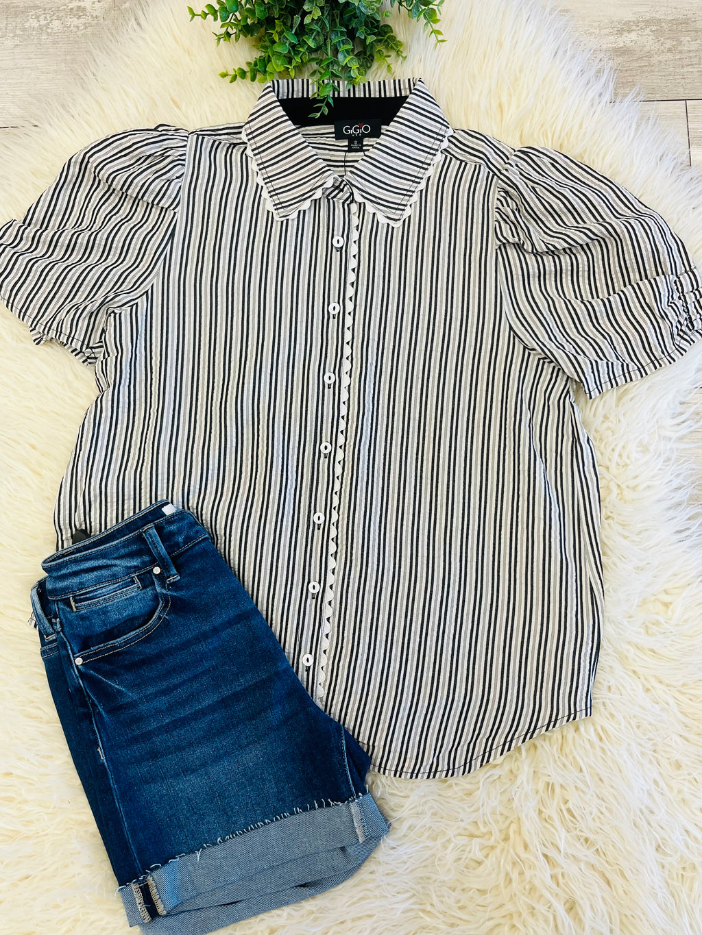 Women’s GiGiO Black Button Down Top