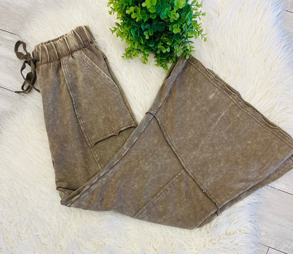Women’s Zenana Exposed- Seam Flare Hem Pants With Pockets In Mocha