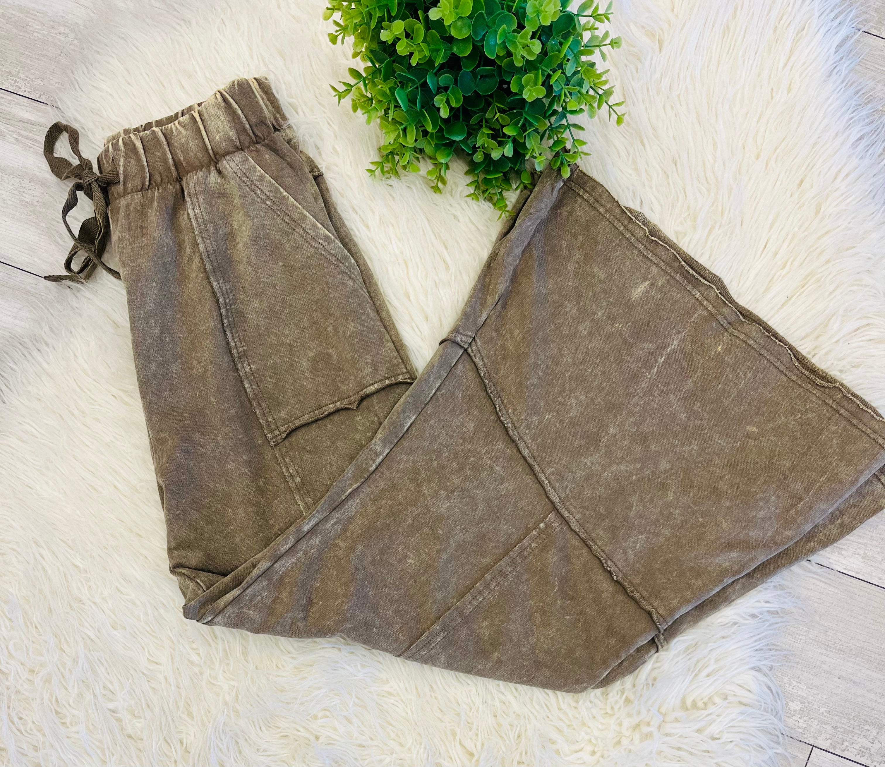 Women’s Zenana Exposed- Seam Flare Hem Pants With Pockets In Mocha