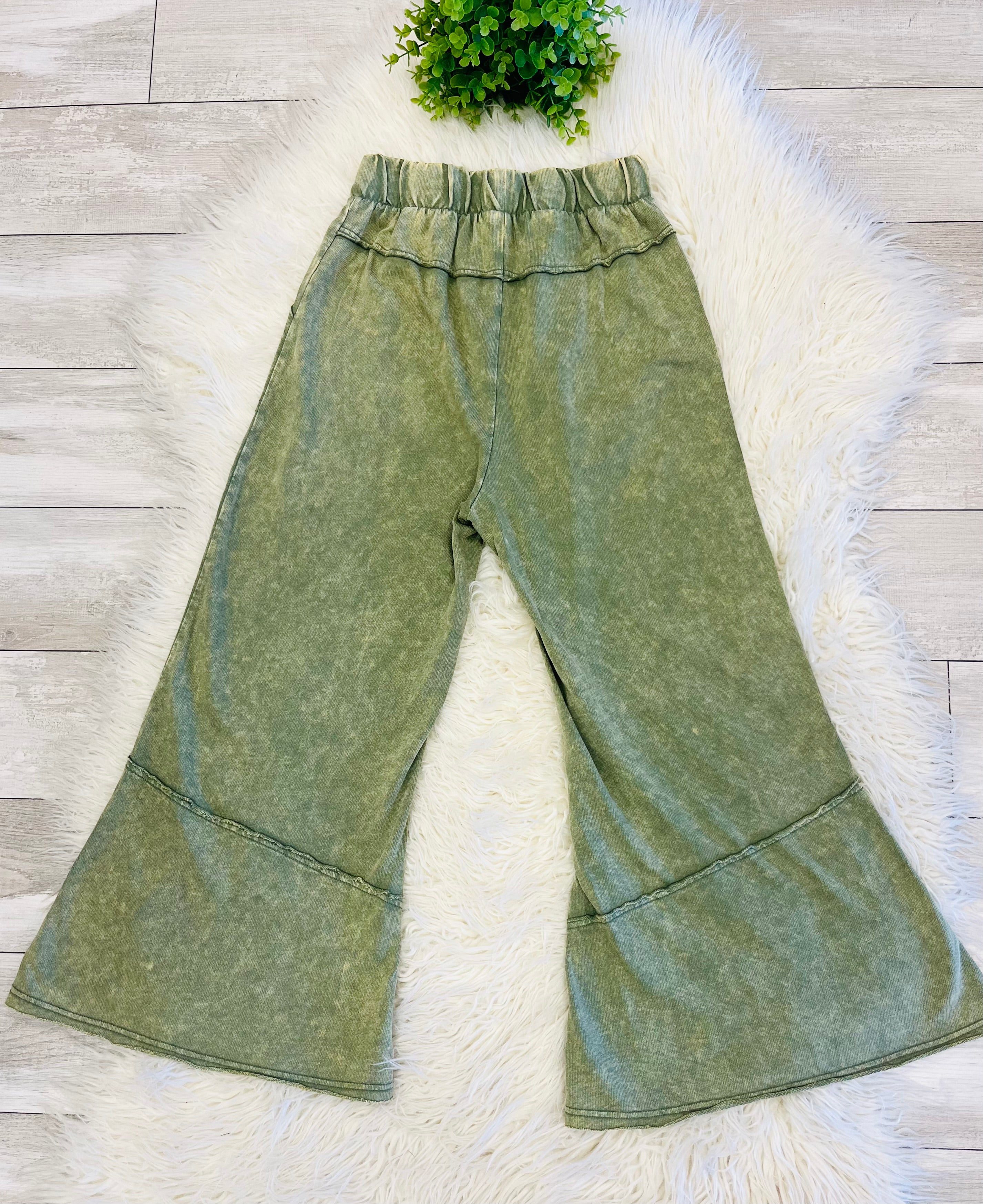 Women’s Zenana Exposed-Seam Flare Hem Pants With Pockets In Olive