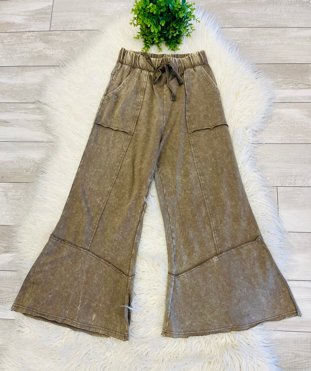 Women’s Zenana Exposed- Seam Flare Hem Pants With Pockets In Mocha