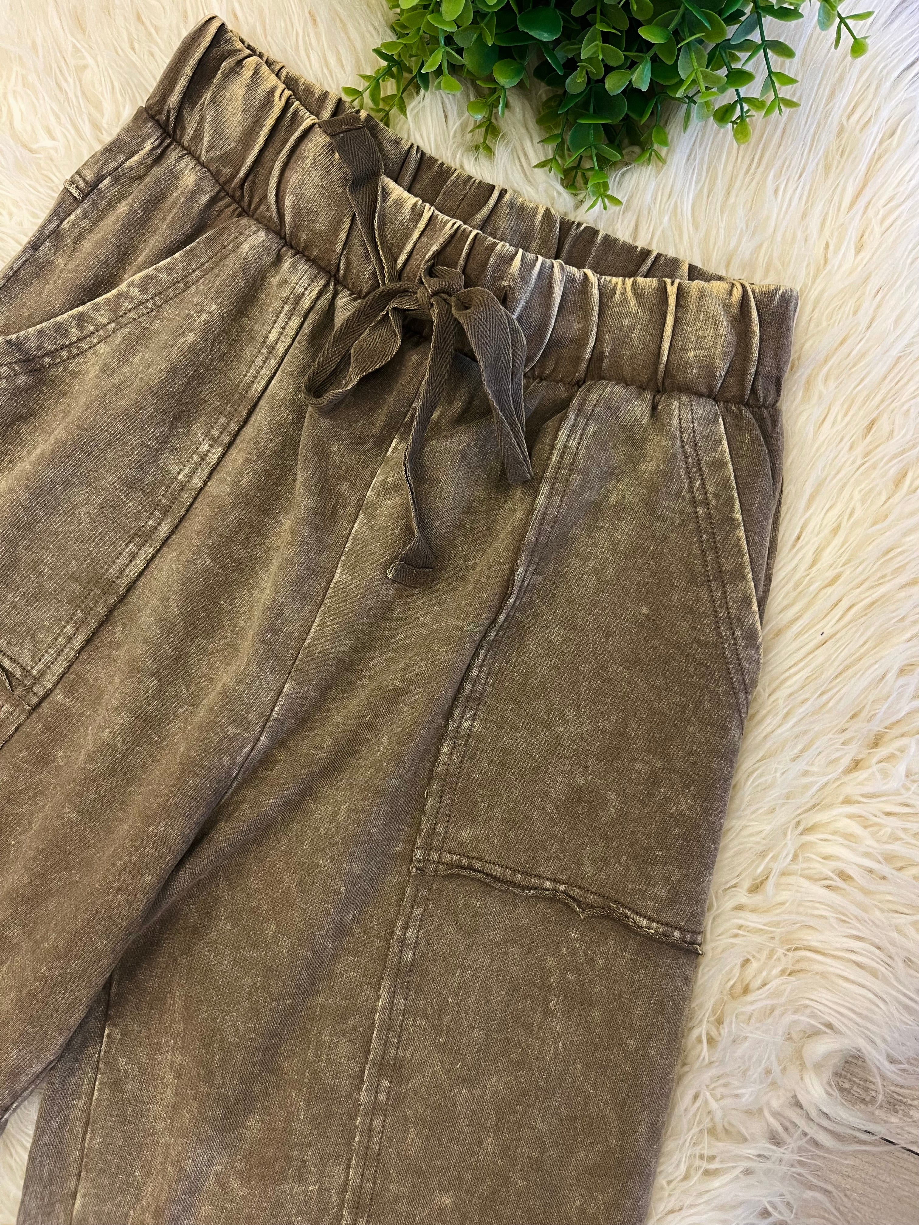Women’s Zenana Exposed- Seam Flare Hem Pants With Pockets In Mocha