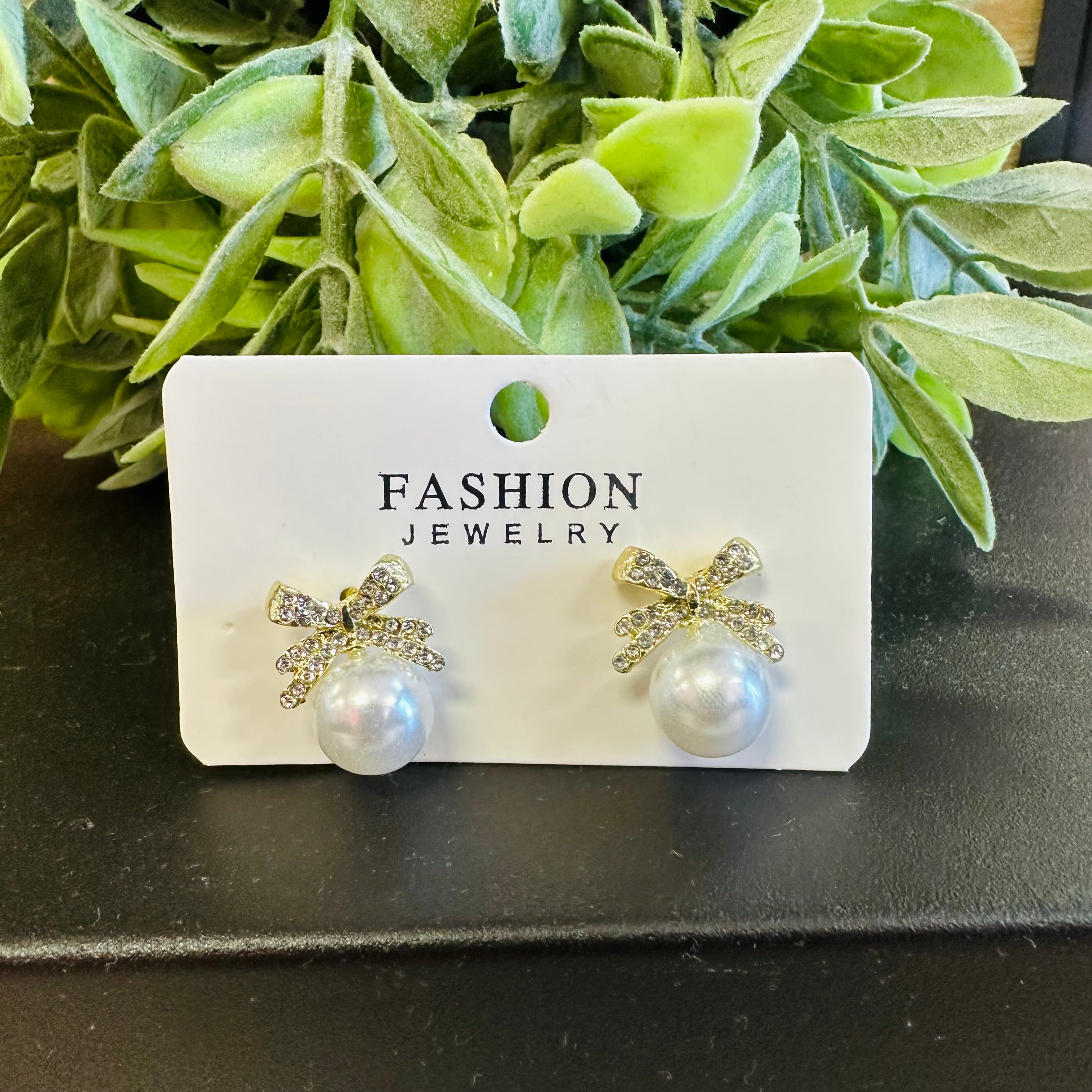 Women’s gold bow with pearl earrings