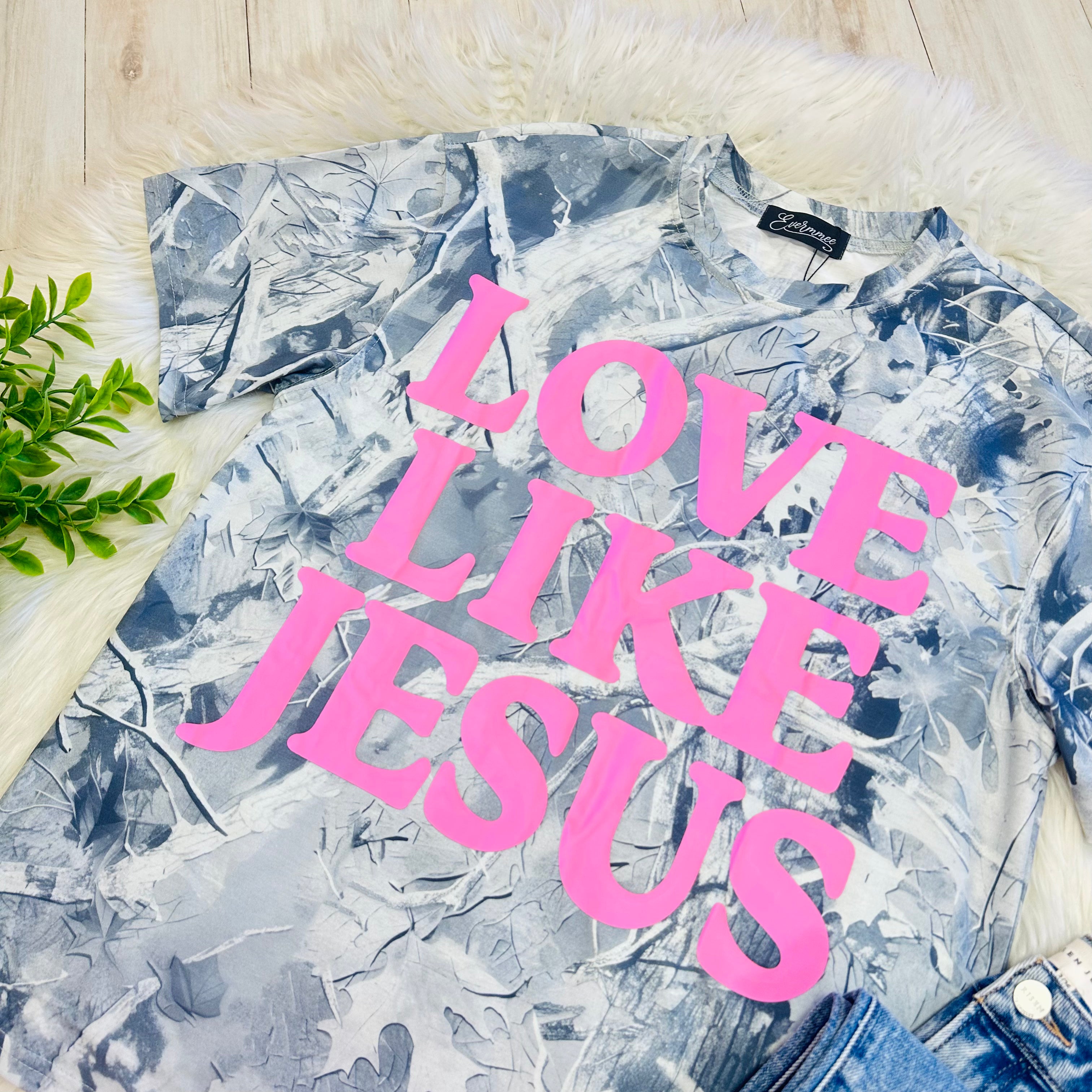 Women’s Camo Love Like Jesus Graphic Tee