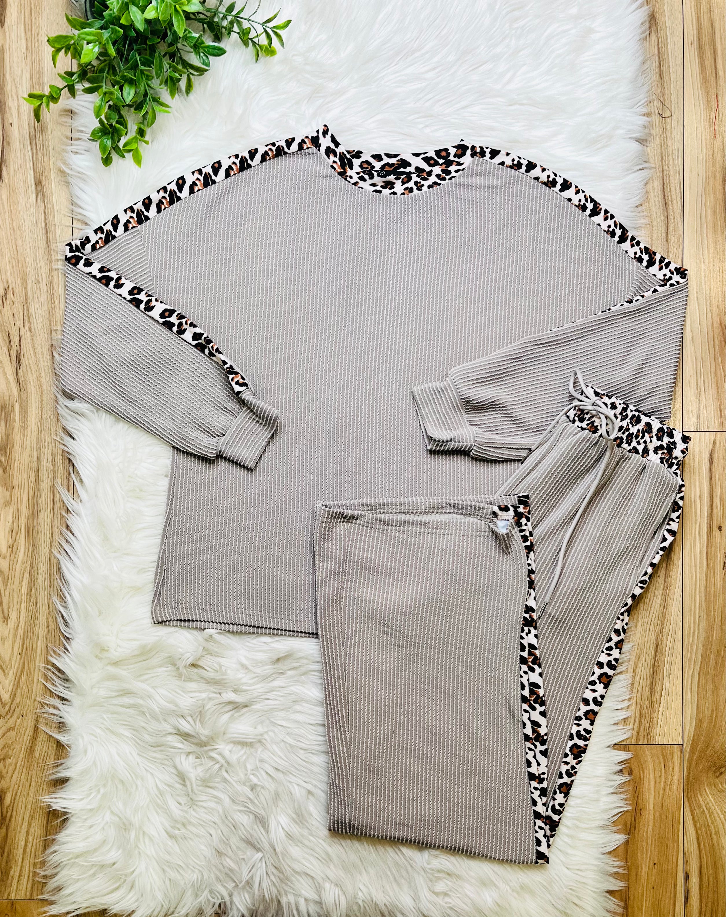 Women’s Evermmee Cheetah Detail Ribbed Pant Set