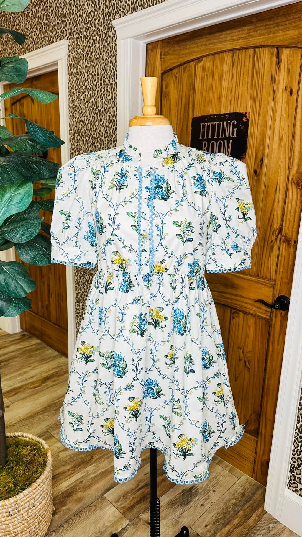 Women’s GiGiO Winding Vine Floral Button Down Dress