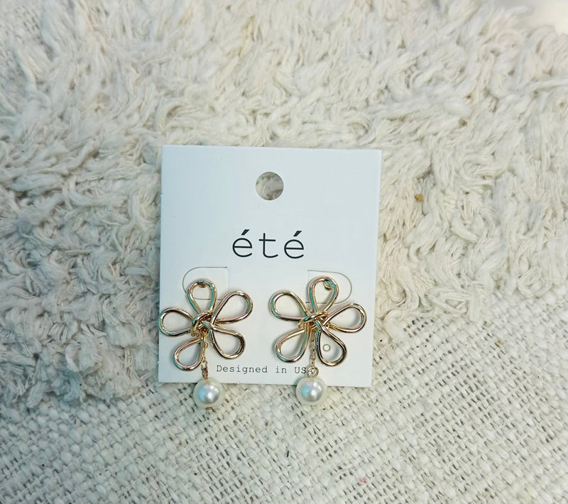 Women’s Golden Flower Dangled Pearl Earrings