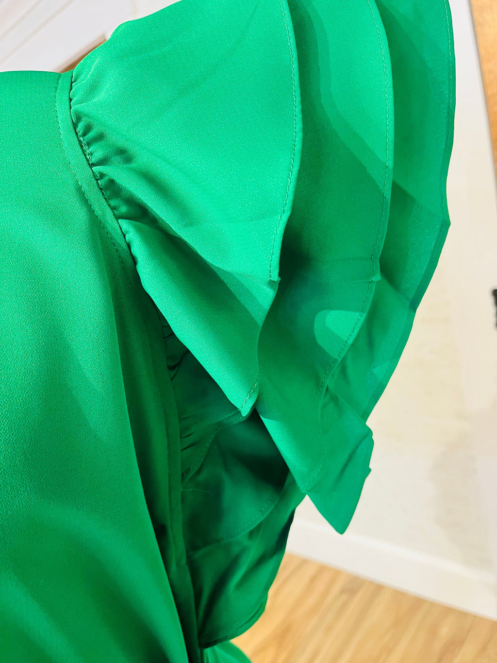 Women’s Kelly green ruffle sleeve dress