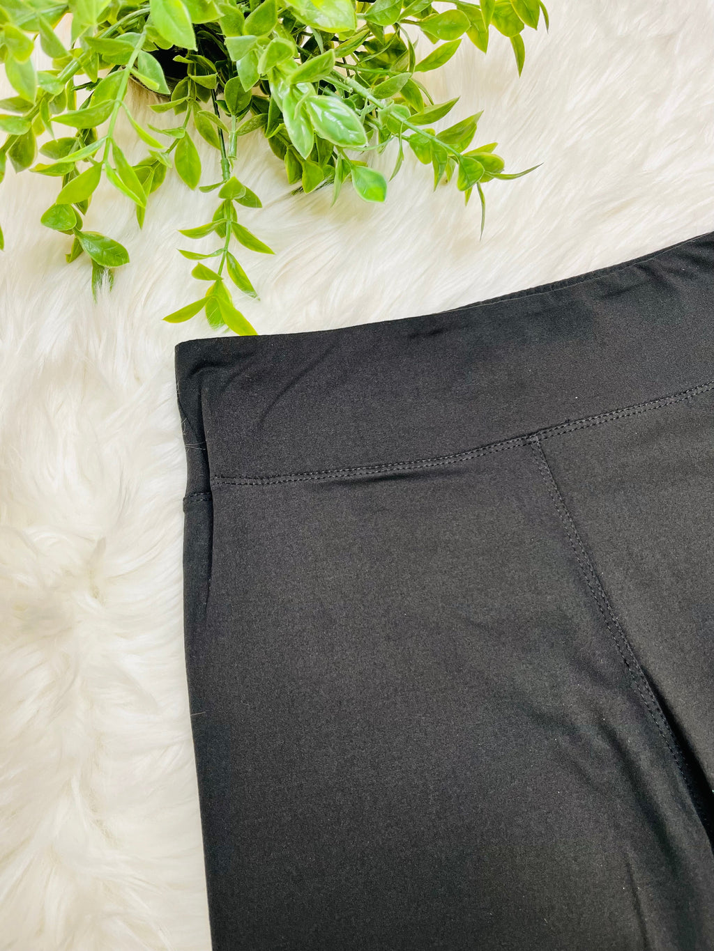 Women’s Ultra Soft Pull on Capri Leggings in Black