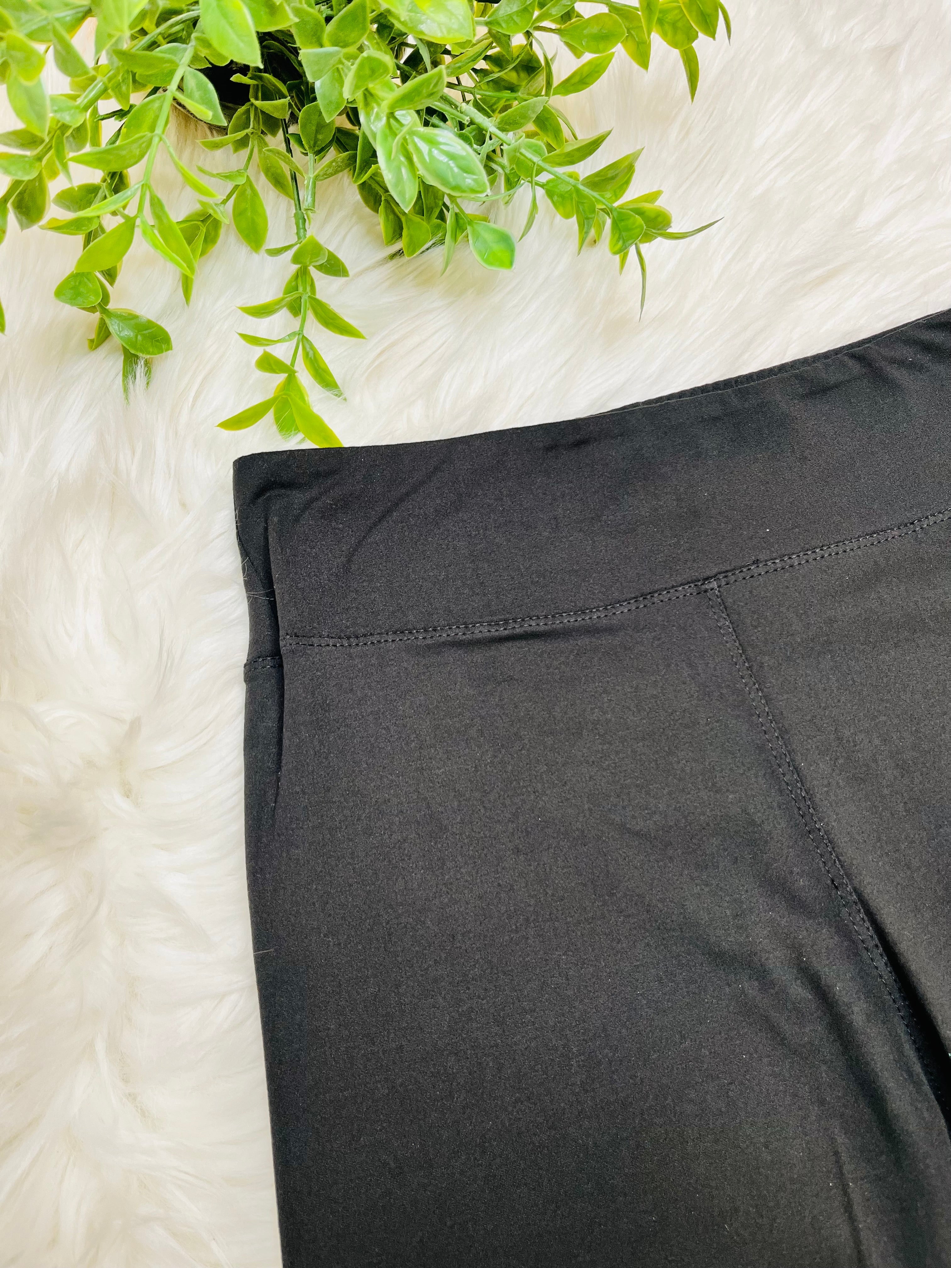 Women’s Ultra Soft Pull on Capri Leggings in Black