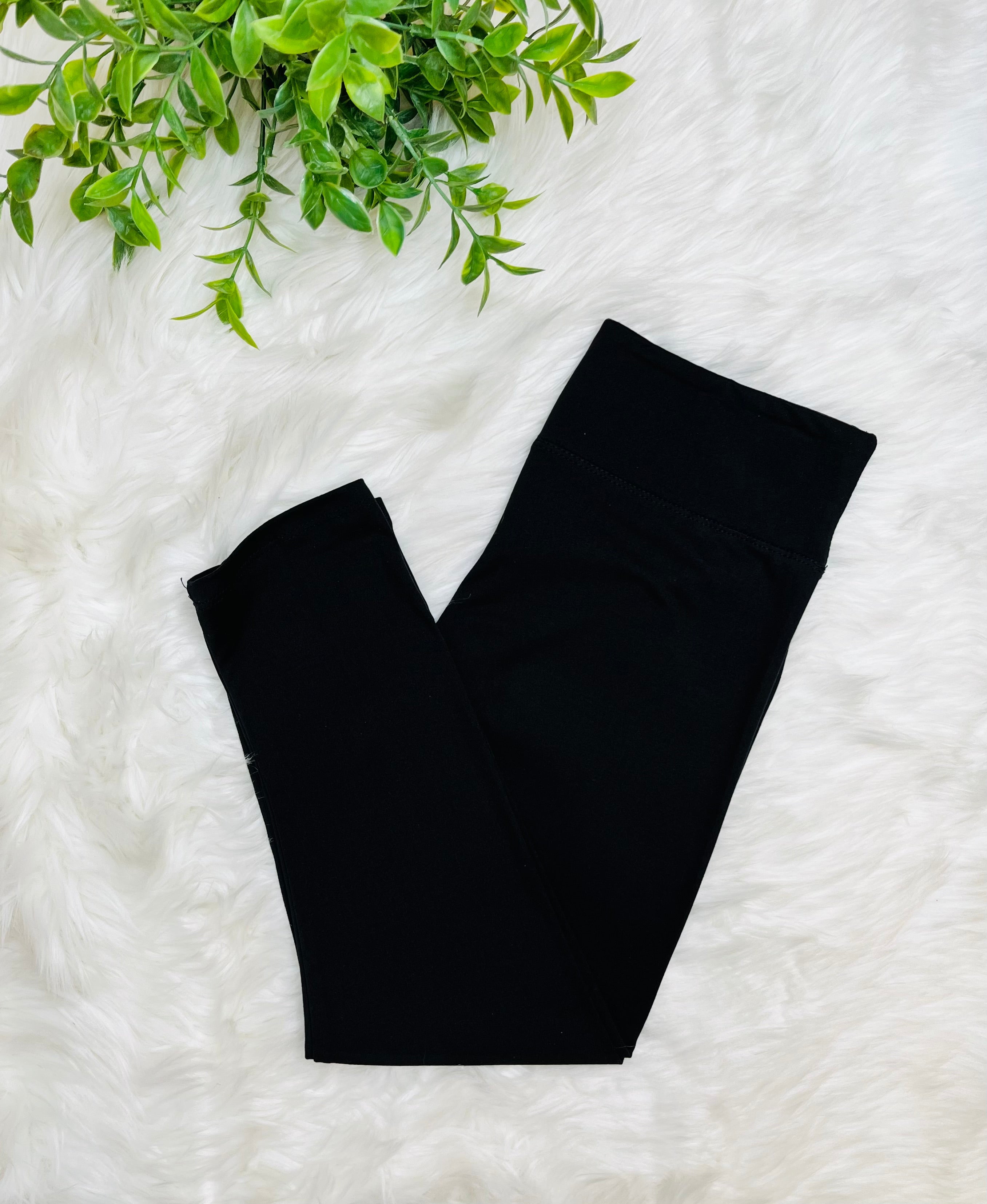 Women’s Ultra Soft Pull on Capri Leggings in Black