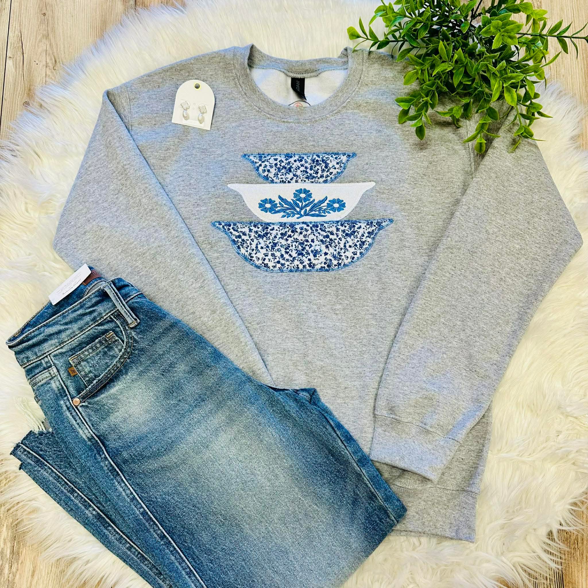 Women’s Vintage Pyrex Embroidered Bowl Graphic Sweatshirt