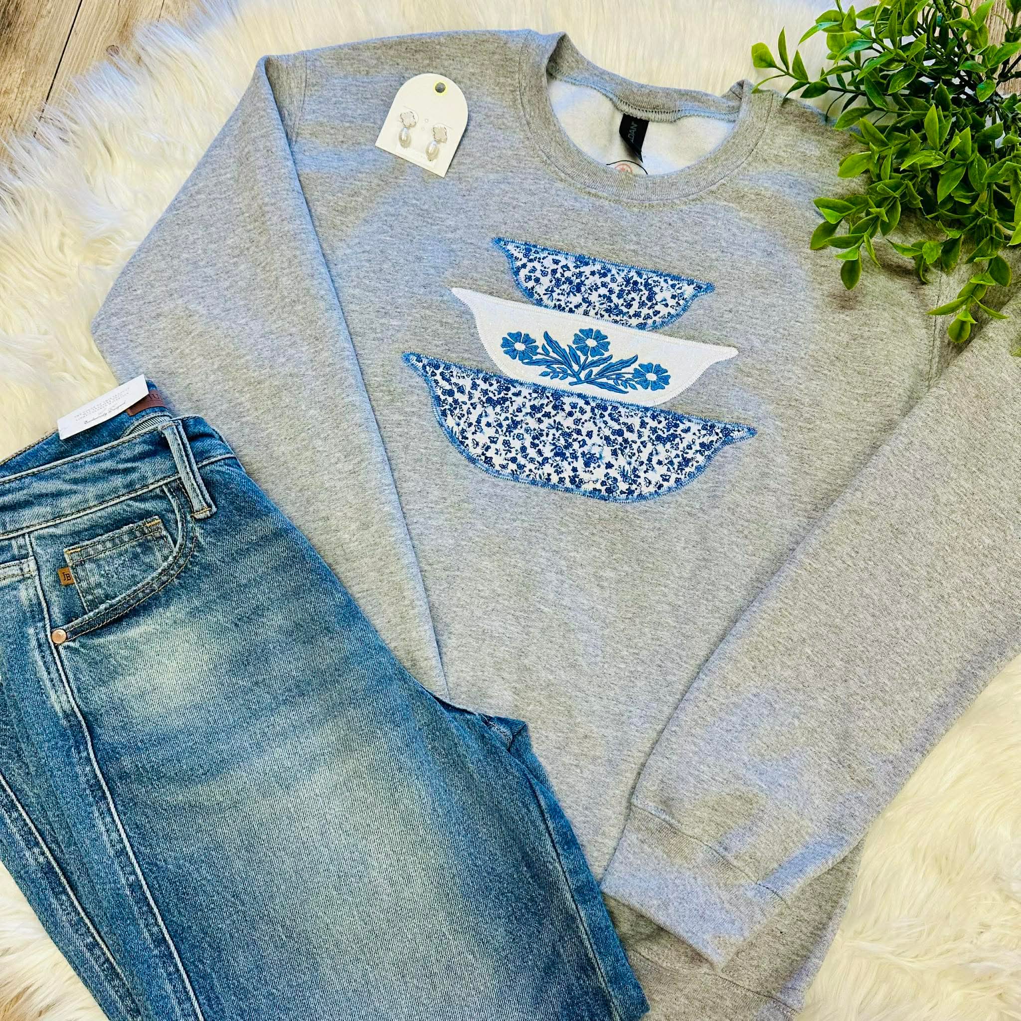 Women’s Vintage Pyrex Embroidered Bowl Graphic Sweatshirt